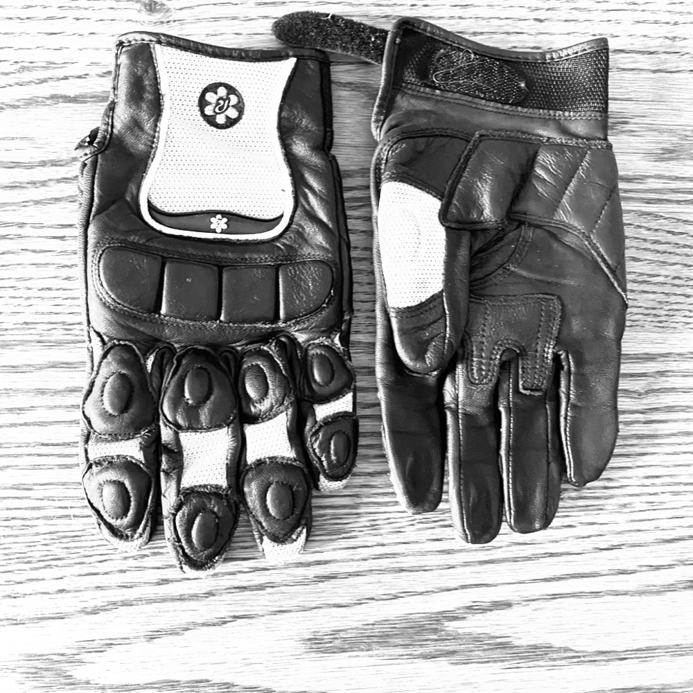 Motorcycle riding gloves
